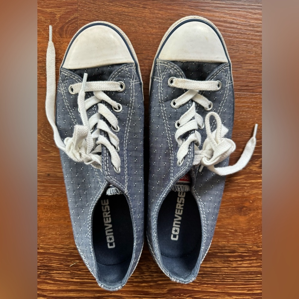 Converse size 8 blue denim w/white